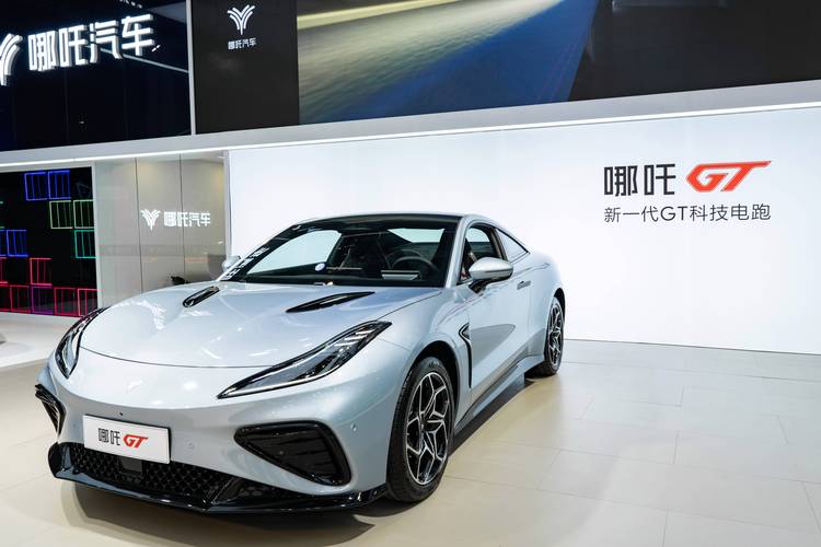 重庆202哪吒汽车在智能汽车领域的表现，领途汽车在新能源汽车市场中的影响力